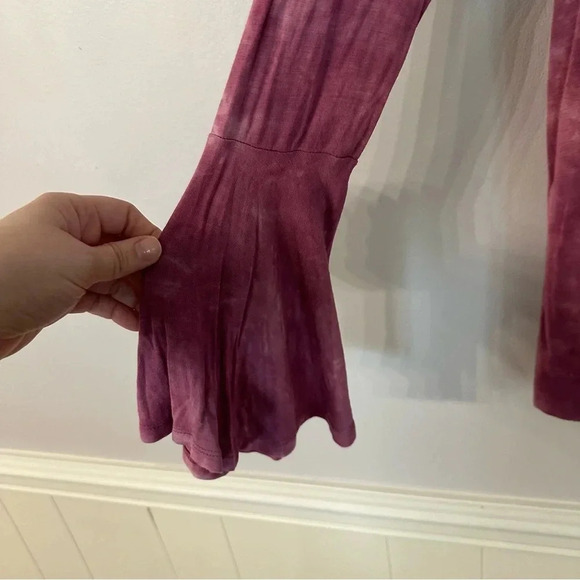 American Eagle Outfitters Soft & Sexy Maroon Long Flutter Sleeve V-Neck Sz S GUC - Picture 4 of 6